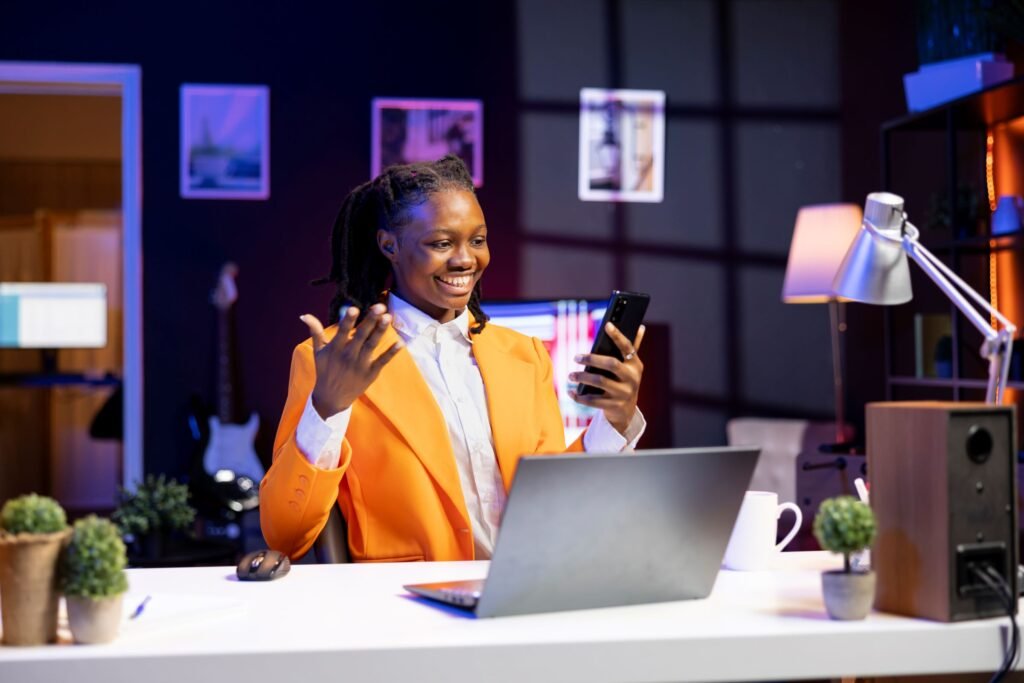 Community Manager africaine qui aime ce qu'elle fait