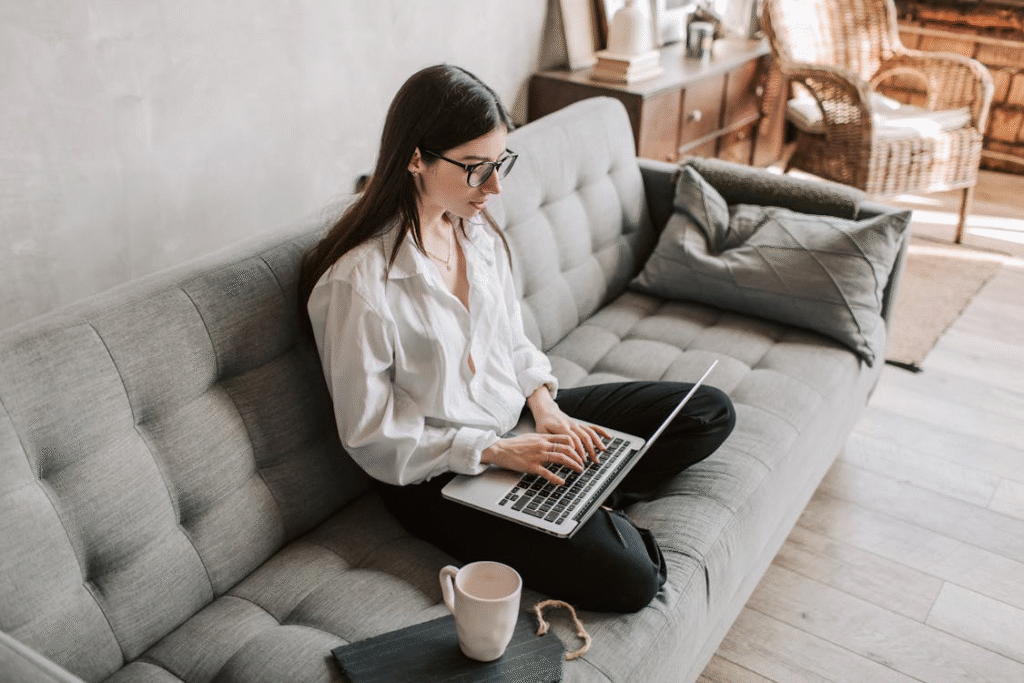 personne lisant un email