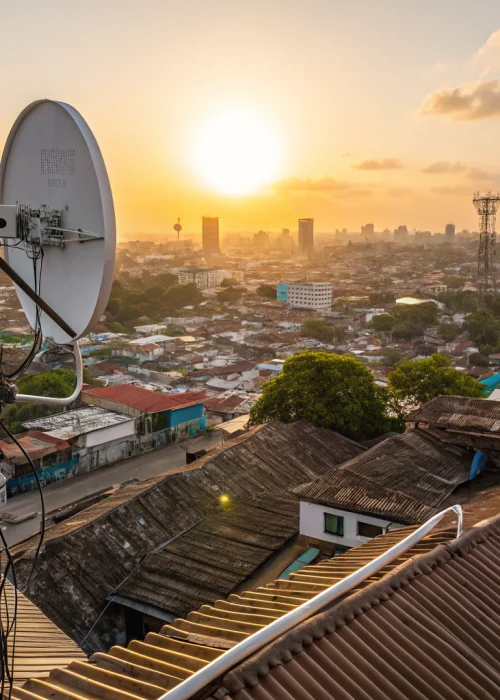 Antenne Starlink standard installée sur un toit résidentiel en Afrique de l'Ouest pour capter internet haut débit par satellite au Sénégal et au Bénin