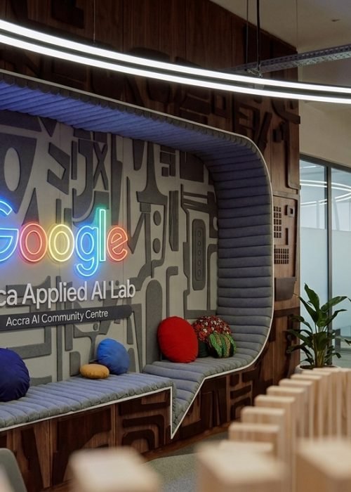 Développeurs africains collaborant dans un hub technologique à Accra autour de solutions d'intelligence artificielle.
