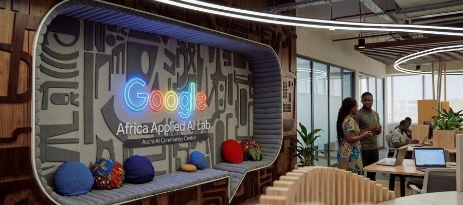 Développeurs africains collaborant dans un hub technologique à Accra autour de solutions d'intelligence artificielle.